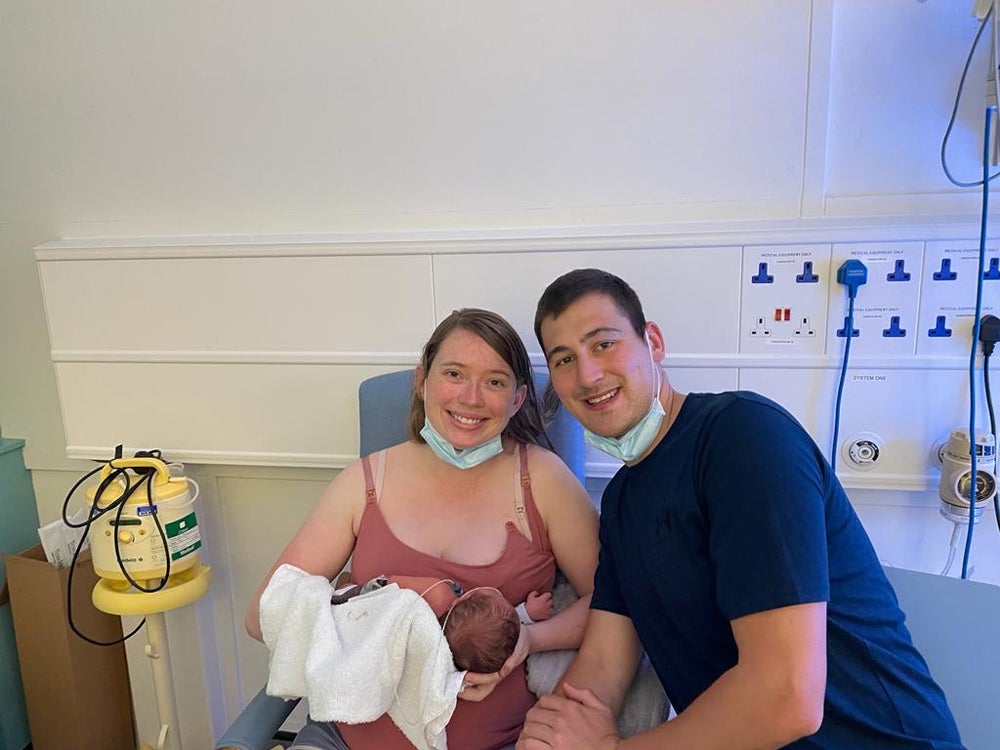 Libby Francis (29) con Owen Reilly (28) y su hijo Zack en el hospital