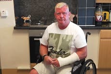 Piloto “avergonzado” tuvo que ayudar a bajar a amputado varado en avión en el aeropuerto de Manchester