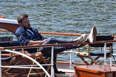 Se vuelve viral una fotografía de Ben Affleck dormido con la boca abierta en su luna de miel