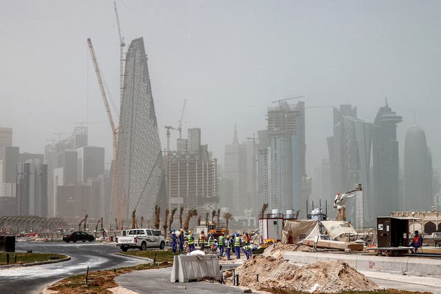 Trabajadores de la construcción en el centro de Doha