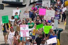 Debate de aborto en Indiana atrae a manifestantes y a Harris