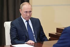 Vladimir Putin hizo que médicos corrieran a su lado luego de quejarse de “náuseas severas”, según un informe