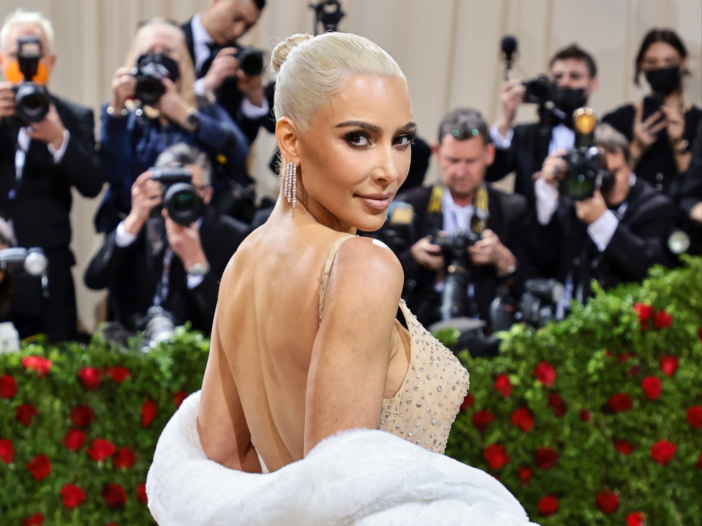 Kim Kardashian provoca críticas tras compartir foto de su hija Chicago y Kendall Jenner