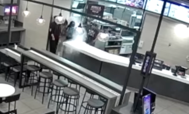 Las imágenes muestran presuntamente a una gerente de Taco Bell vertiendo agua hirviendo sobre dos clientes