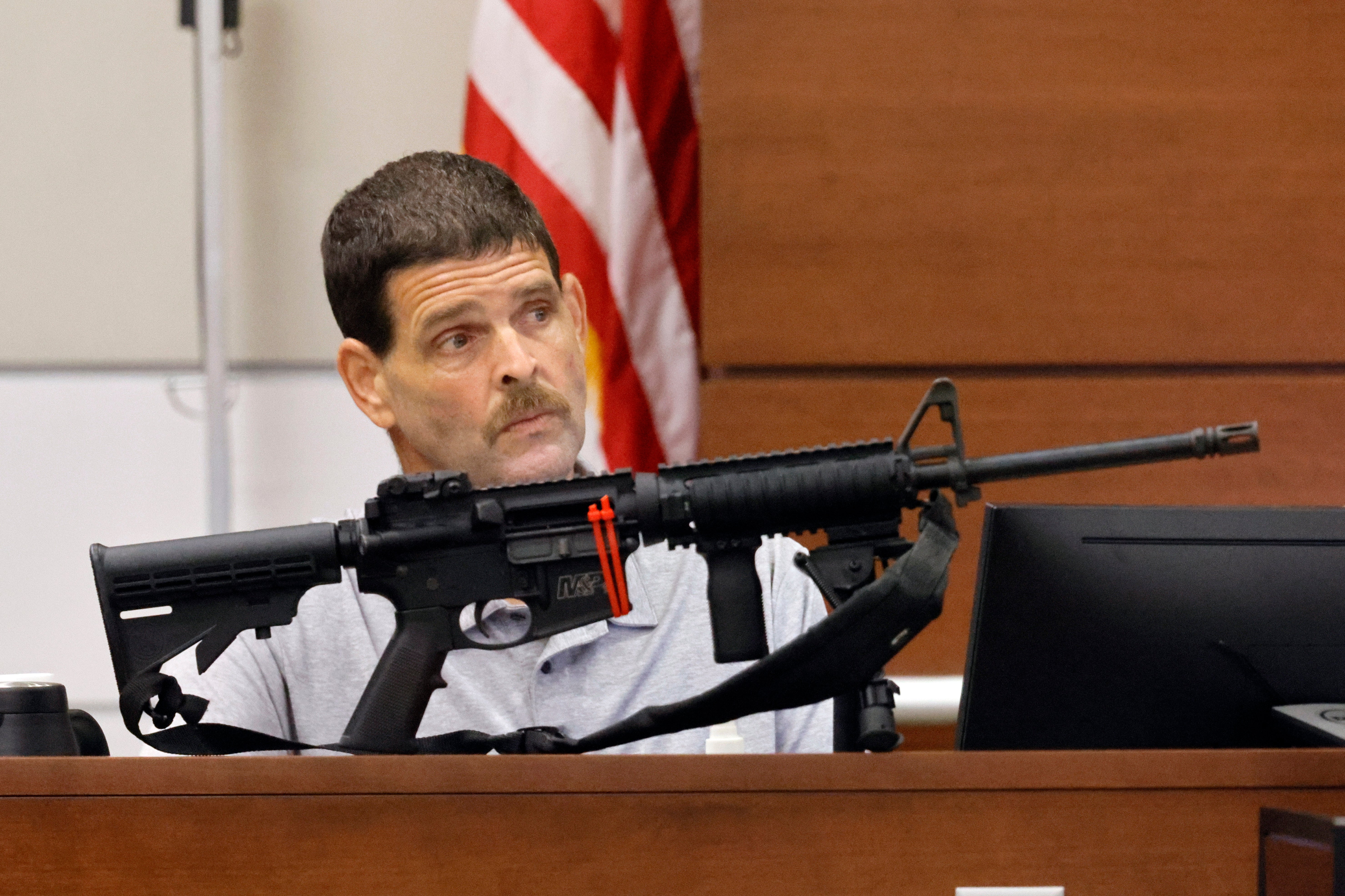 Michael Morrison, el exdueño de la tienda de armas Sunrise Tactical Supply, contempla el arma que Nikolas Cruz usó en el ataque