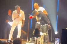 Kevin Hart le regala a Chris Rock una cabra viva llamada Will Smith durante una función de comedia