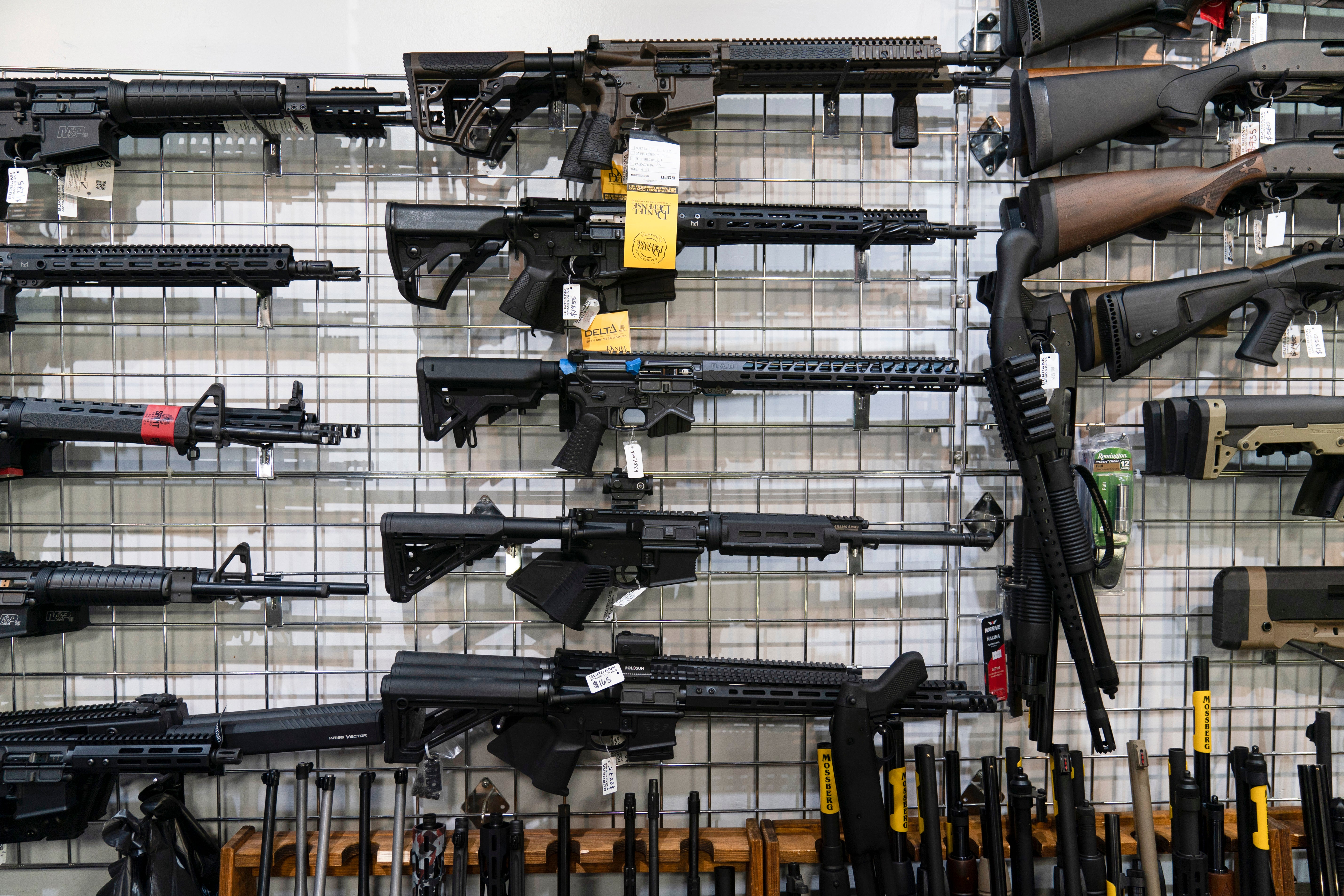 Rifles tipo AR-15 expuestos en Burbank Ammo & Guns en Burbank, California