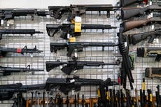 Cámara de Representantes aprueba prohibición de armas de asalto en medio de luchas internas entre demócratas