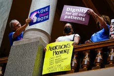 Jueza bloquea prohibición al aborto en Wyoming