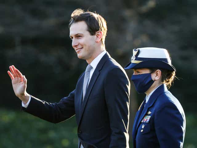 El asesor principal del presidente Jared Kushner camina por el jardín sur de la Casa Blanca para abordar Marine One el 23 de diciembre de 2020 en Washington, DC