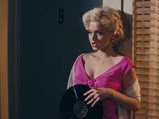 Ana de Armas luce los rizos platinados de Marilyn Monroe en tráiler de ‘Blonde’
