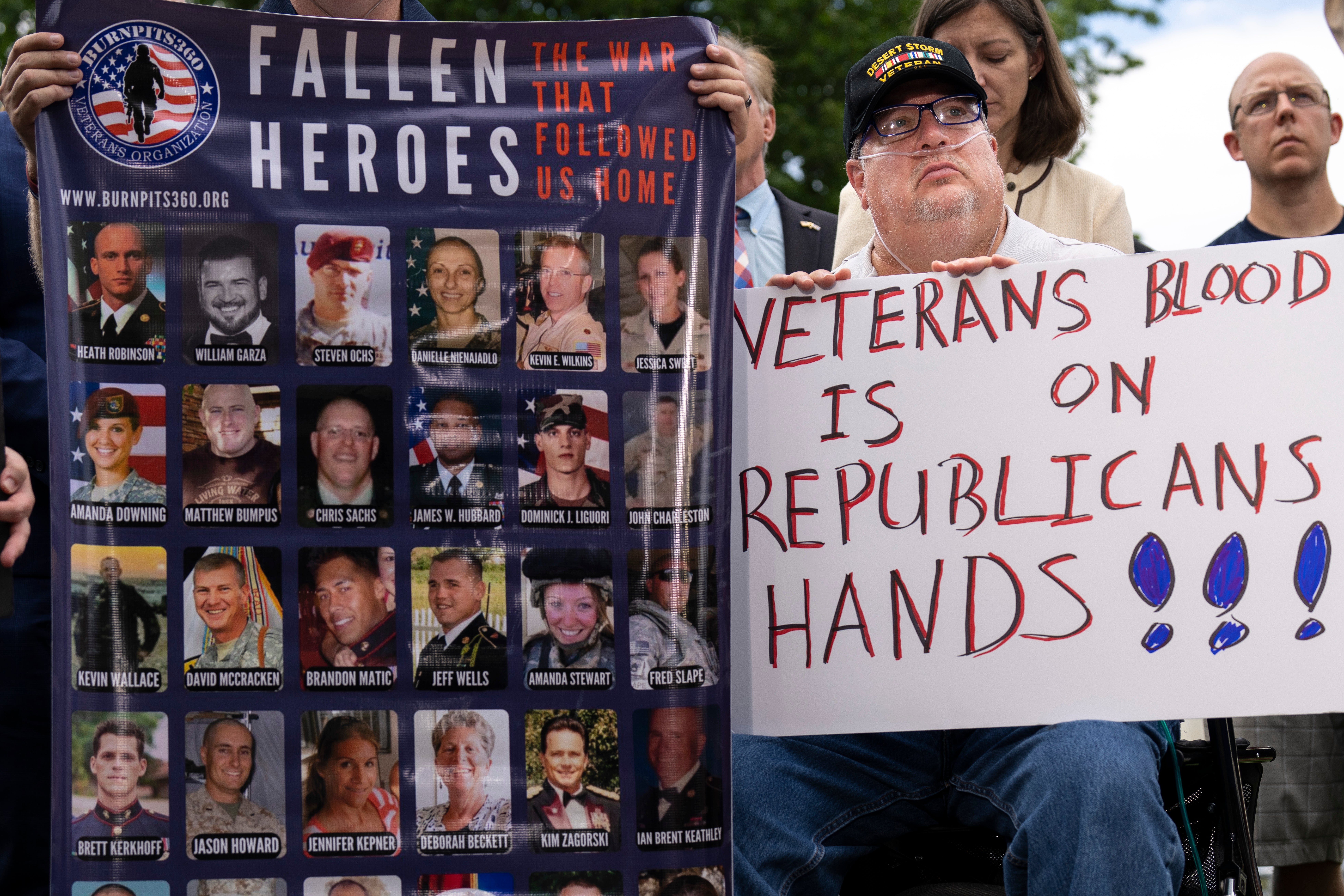 Los veteranos y los defensores de los derechos humanos condenaron a los legisladores del Partido Republicano que ahora impiden que los veteranos reciban asistencia sanitaria