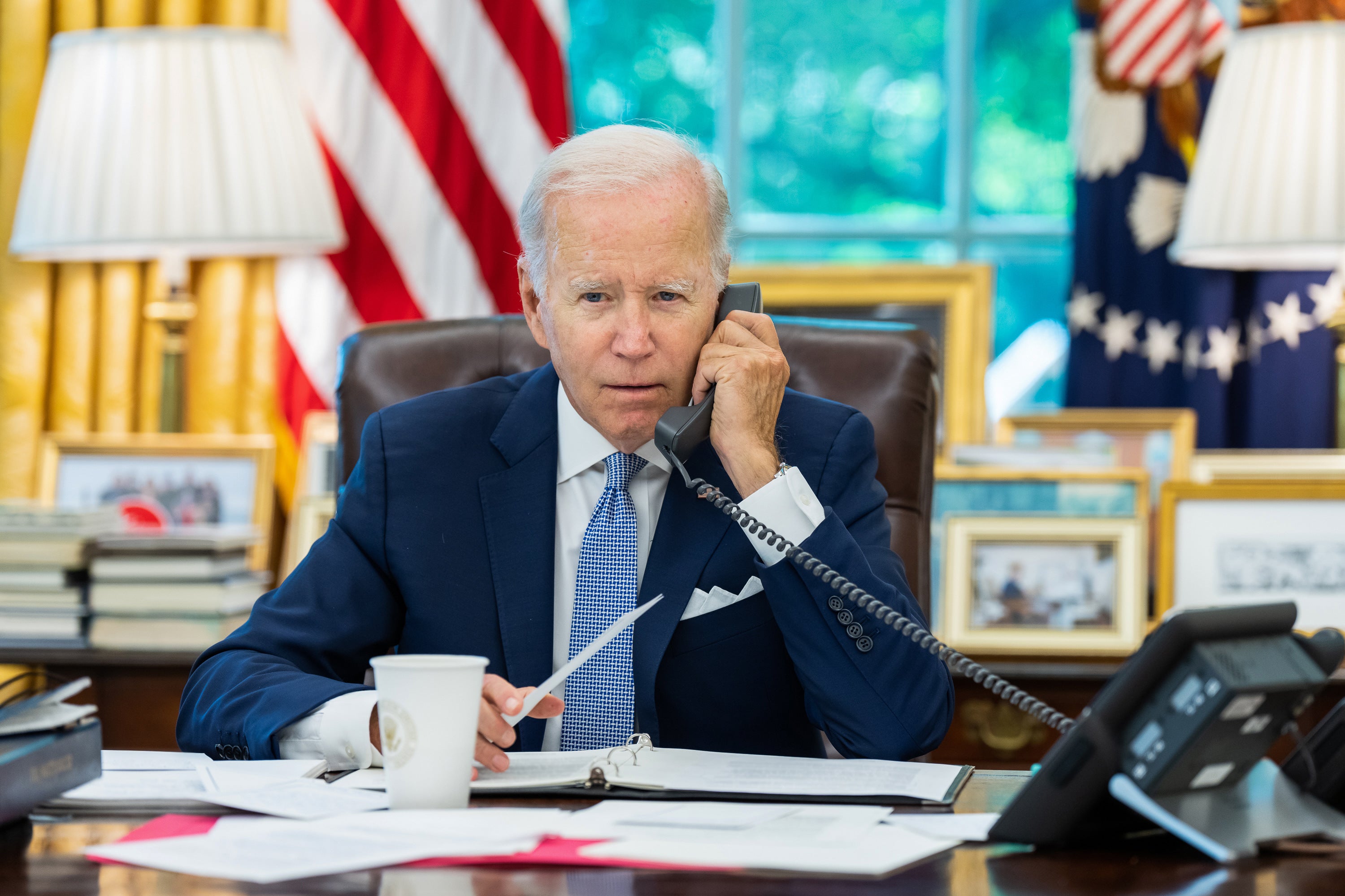 El presidente de EE.UU., Joe Biden, habla durante una llamada telefónica en el Despacho Oval con el líder chino Xi Jinping