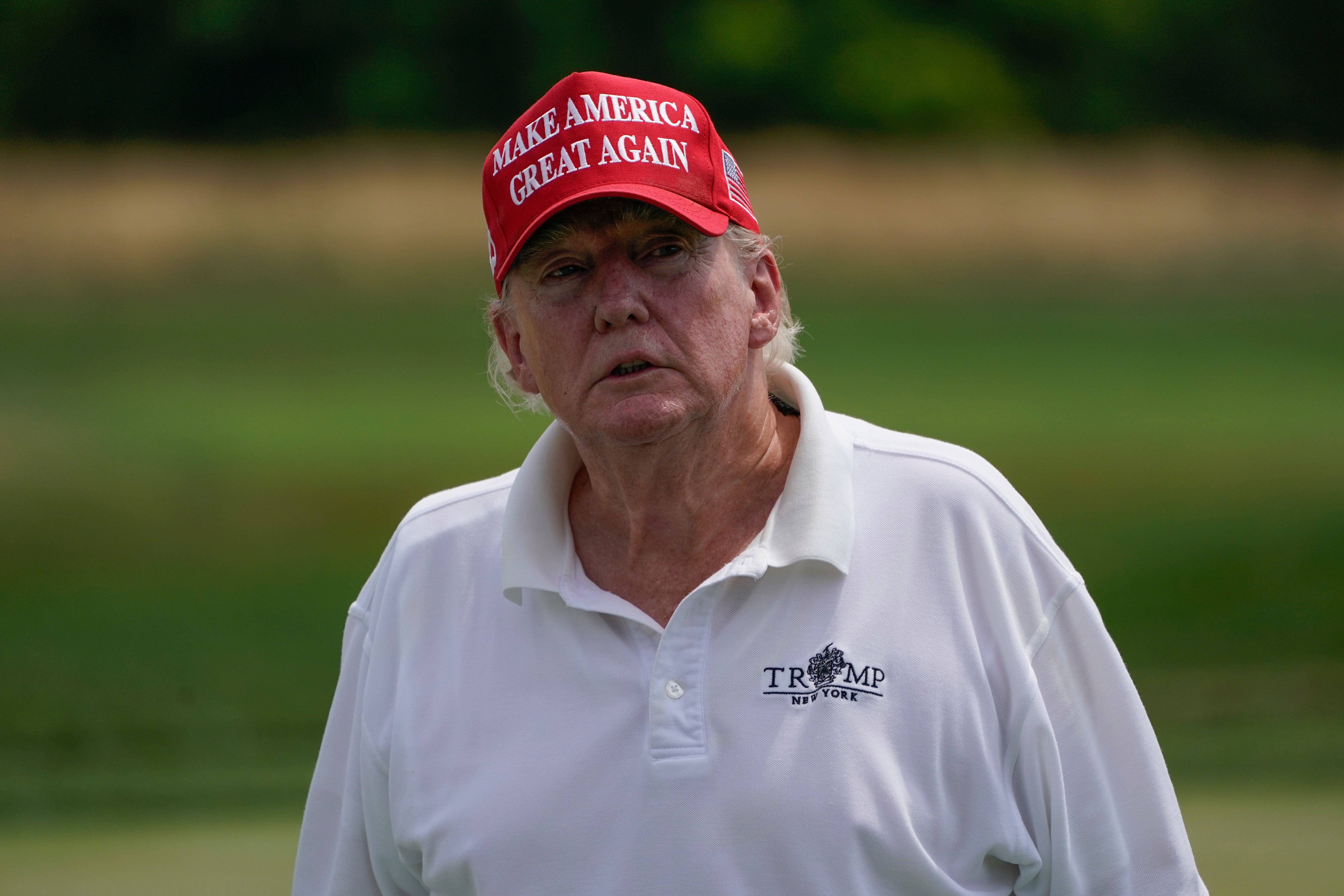 Donald Trump juega durante la ronda pro-am del torneo de golf Bedminster Invitational LIV en Bedminster el jueves