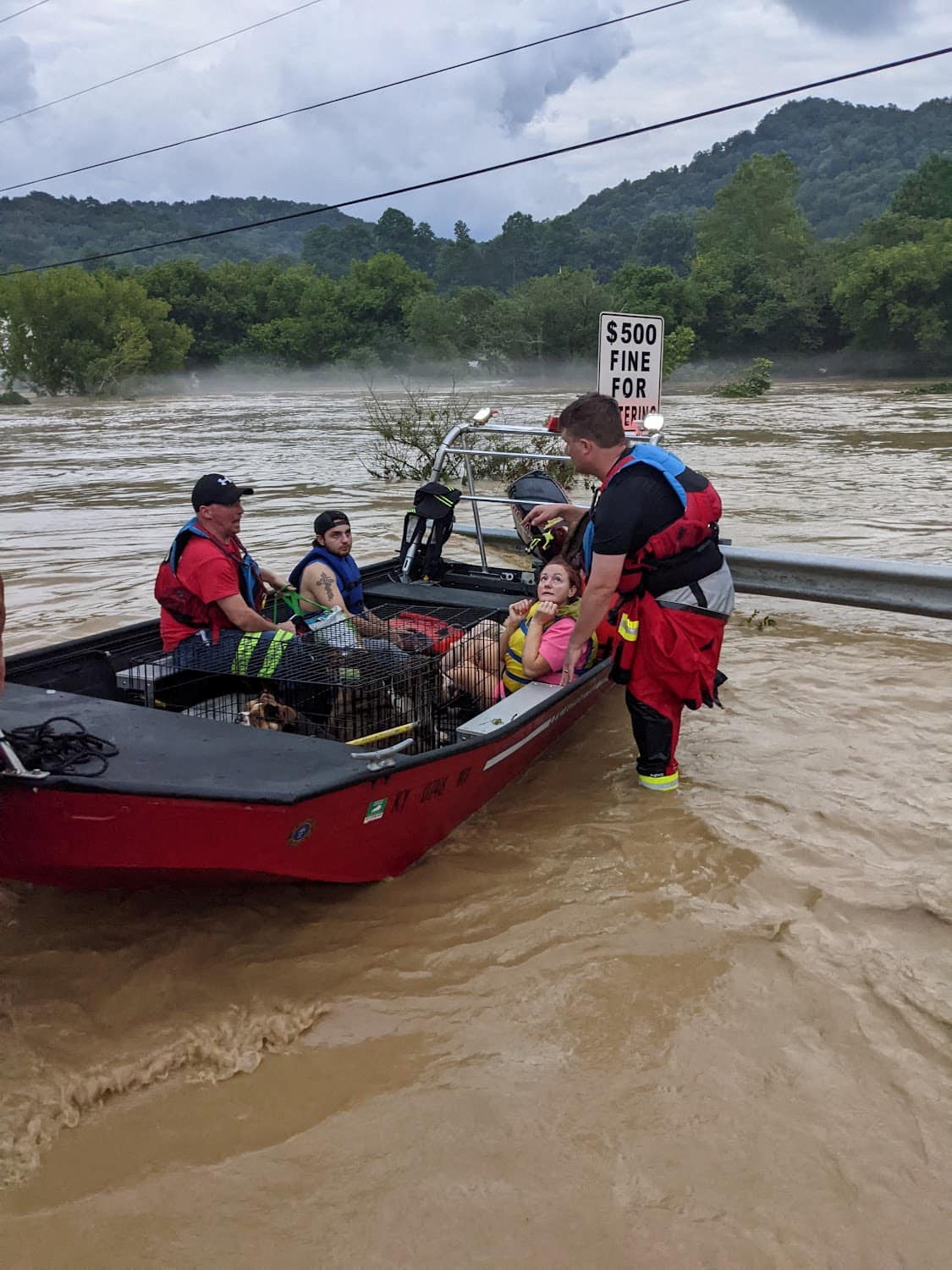 Un equipo de rescate evacua a los residentes de sus casas en un bote a través de las calles inundadas, en el condado de Breathitt, Kentucky, Estados Unidos, 28 de julio de 2022