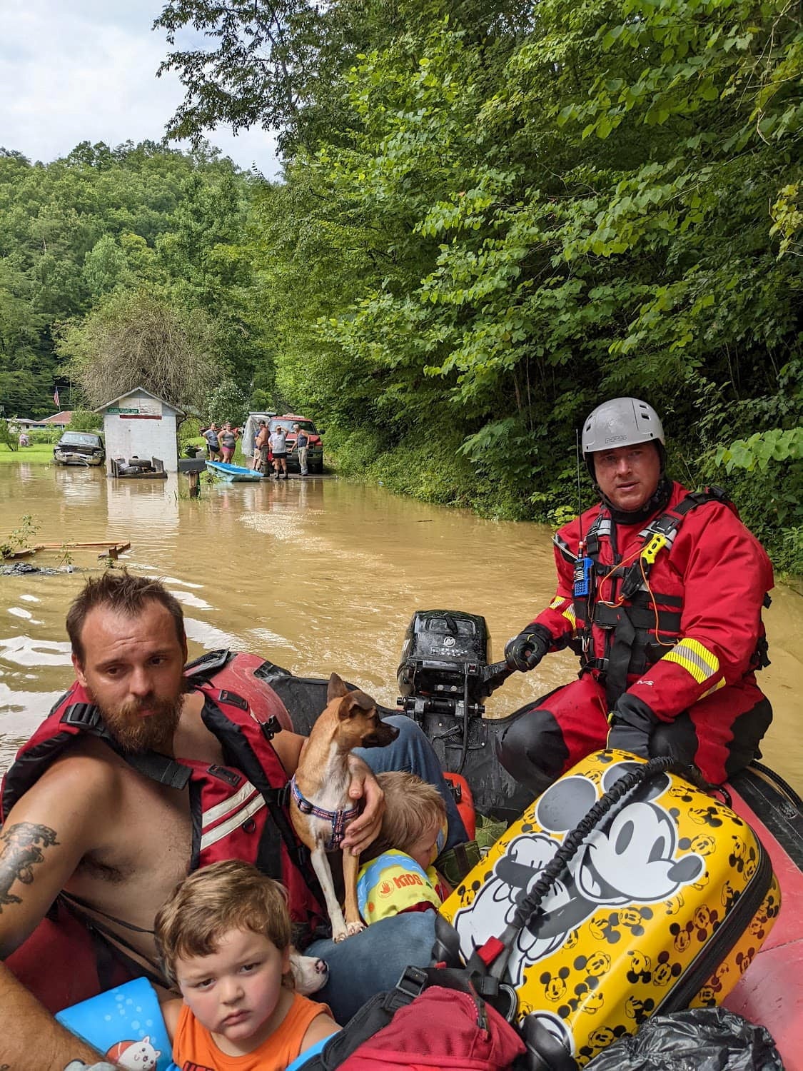 Un miembro del equipo de rescate evacua a los residentes de sus casas en un bote a través de las calles inundadas, en el condado de Breathitt, Kentucky, Estados Unidos, 28 de julio de 2022