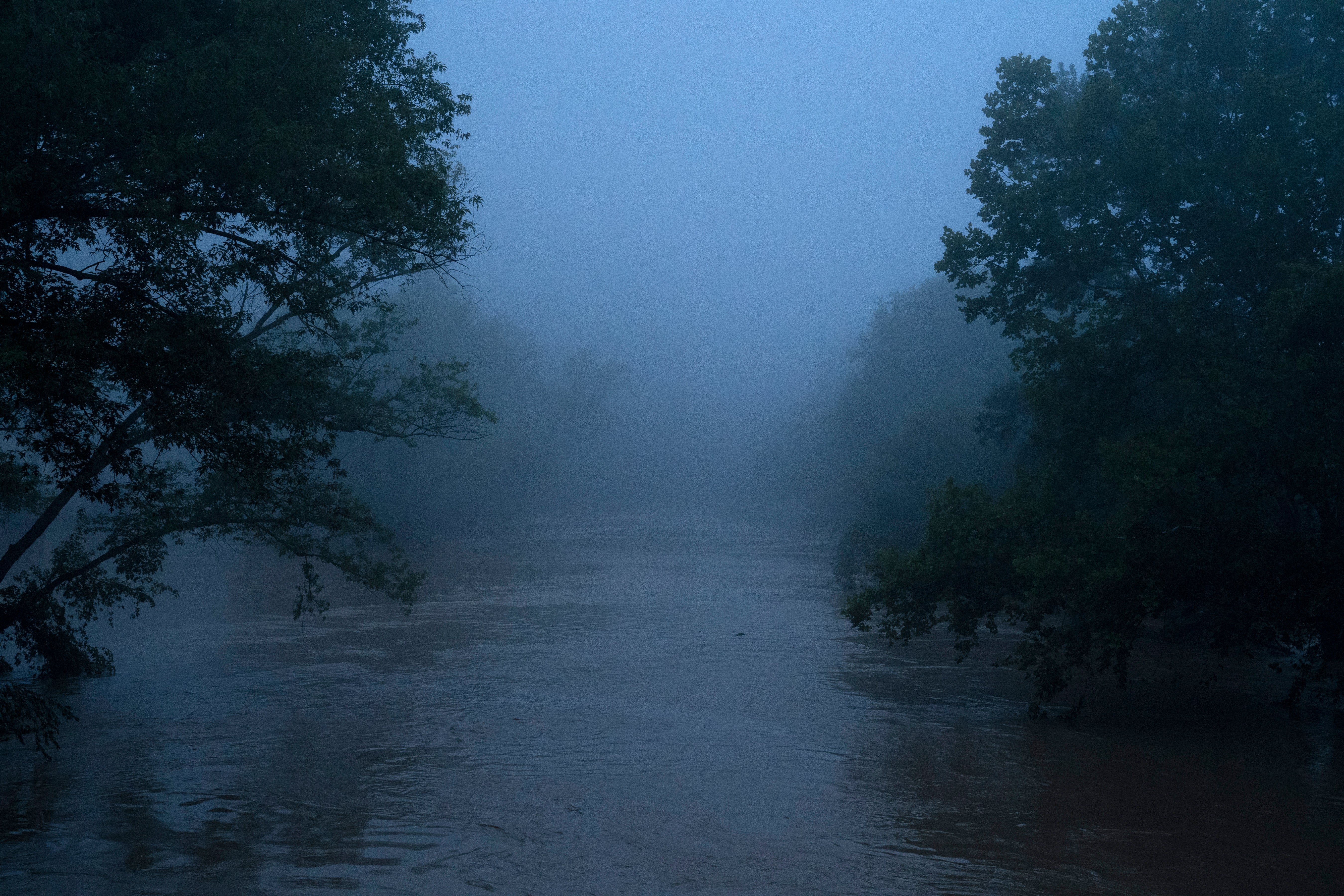 La bifurcación norte del río Kentucky sigue alta, pero las aguas han bajado de los niveles récord el 30 de julio de 2022 en Jackson, Kentucky