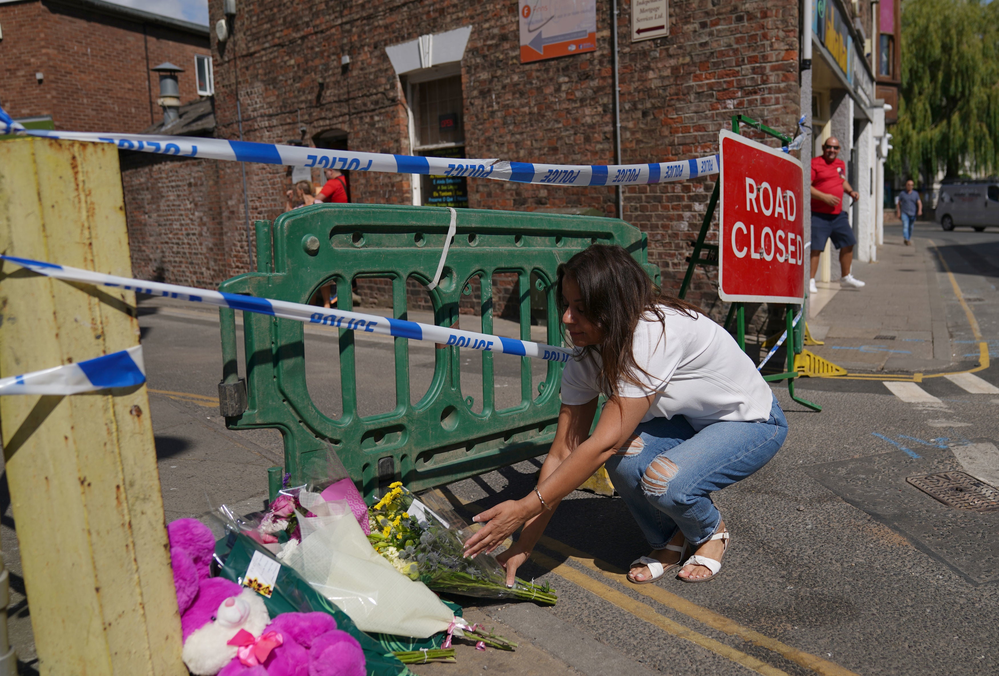 Las personas dejaron flores como homenaje cerca del lugar del asesinato