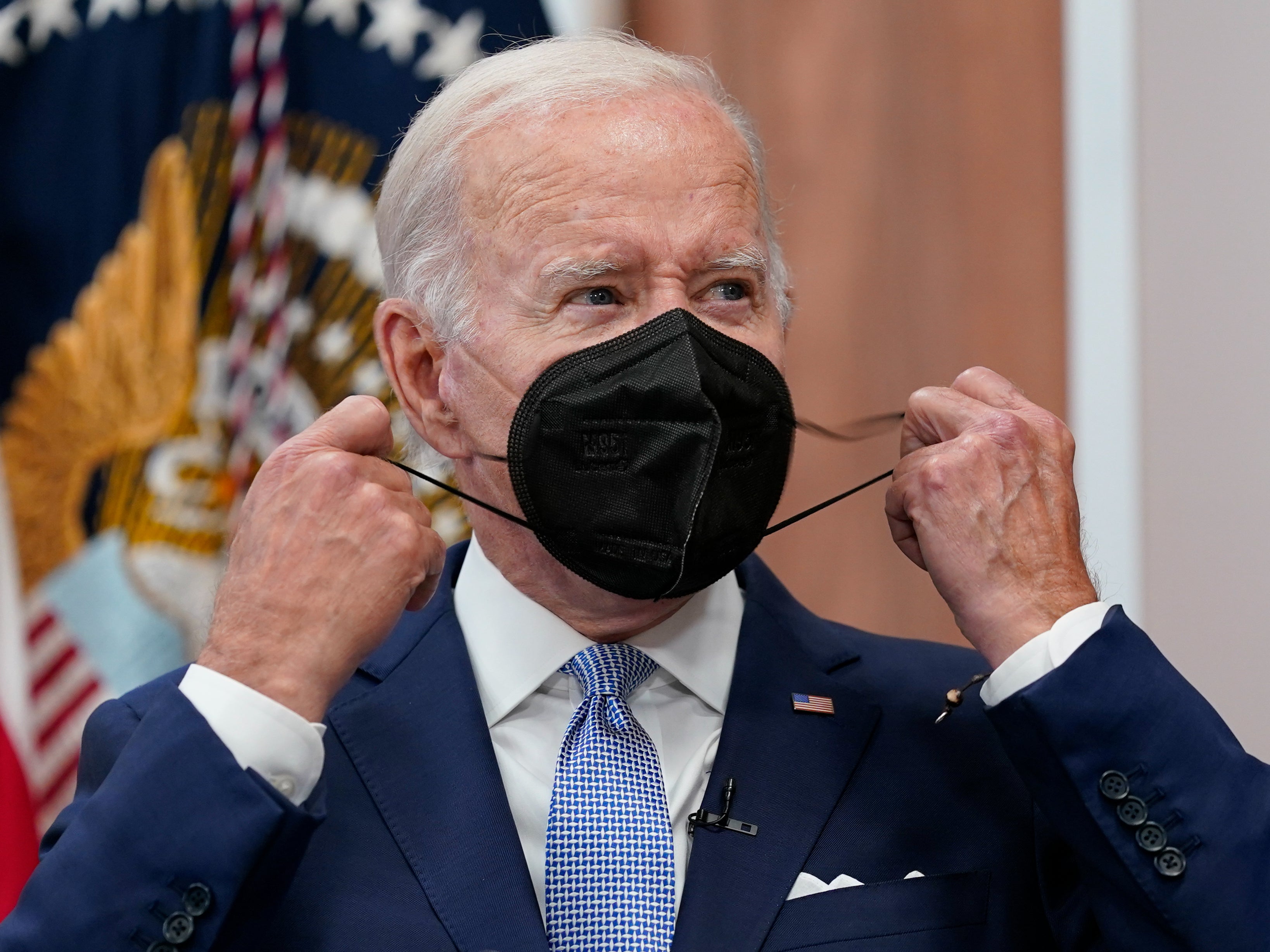 Joe Biden se quita su cubrebocas al momento de su llegada para hablar sobre economía durante una reunión con directores de empresas en el Auditorio de la Corte Sur en el complejo de la Casa Blanca, el jueves 28 de julio de 2022