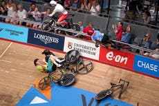 Accidente de terror en ciclismo: Matt Walls sale por los aires hacia el público