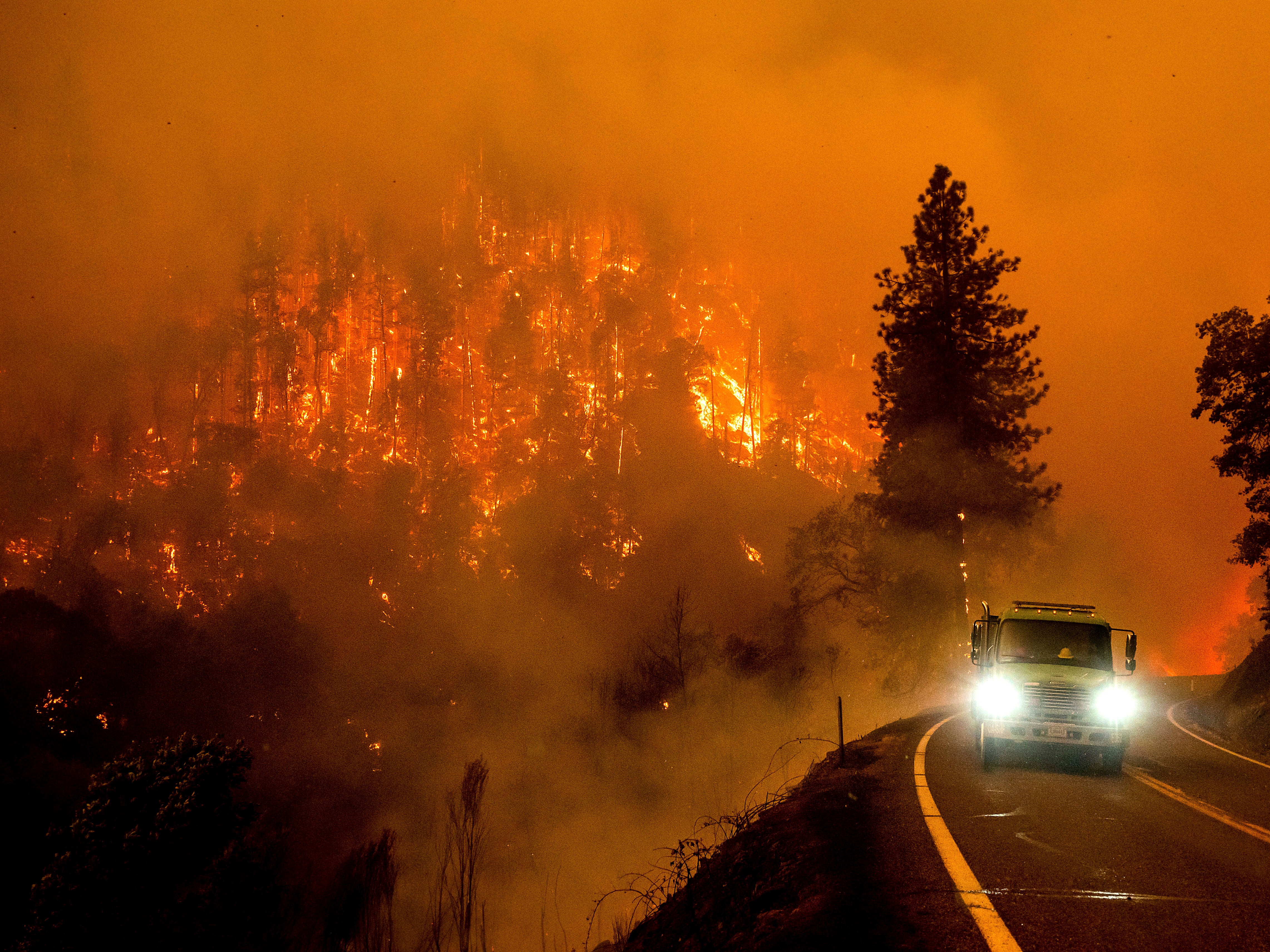 Un camión de bomberos transita por la carretera 96 de California, mientras el incendio McKinney quema el Bosque Nacional Klamath, el sábado 30 de julio de 2022