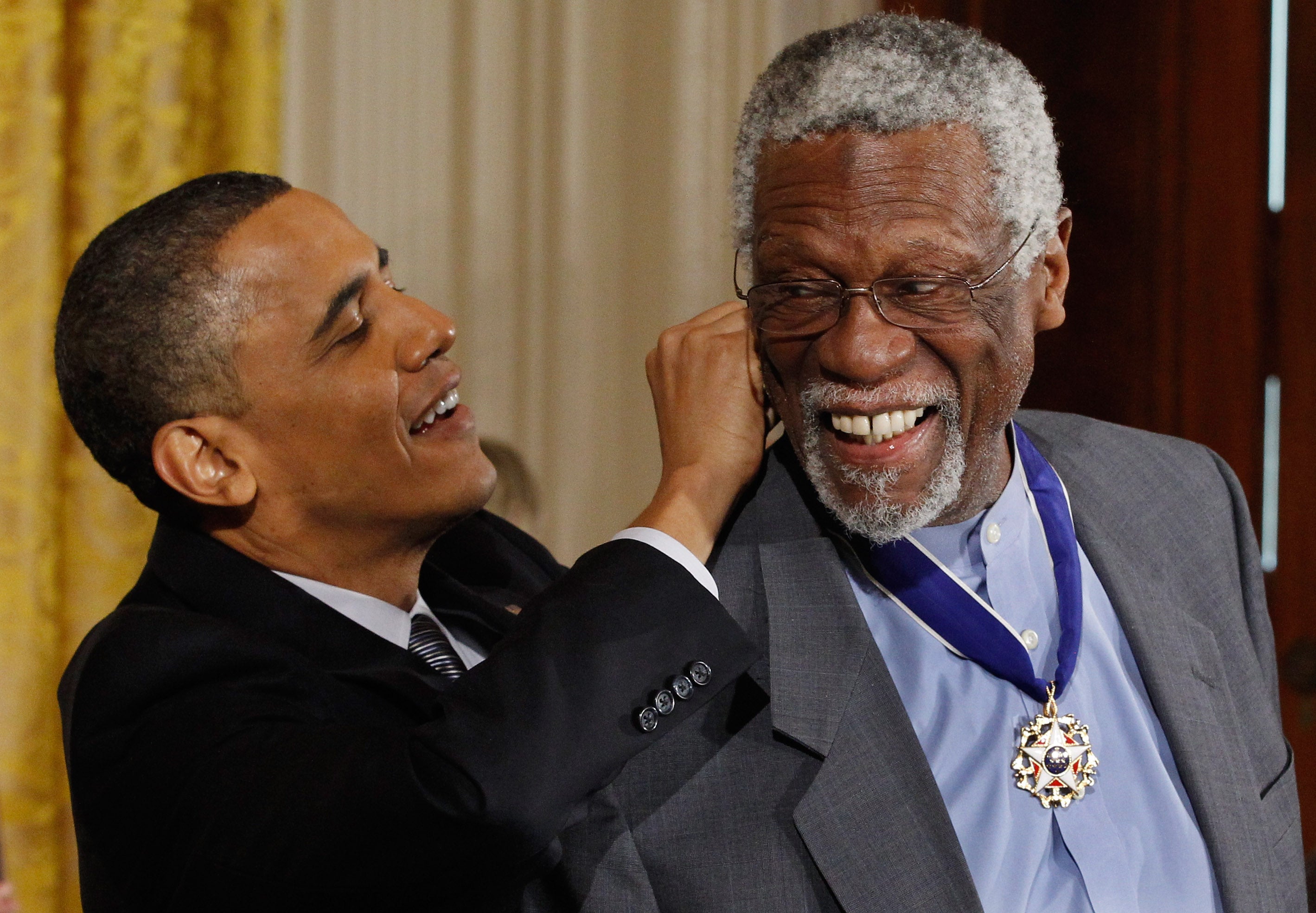 El presidente de Estados Unidos, Barack Obama (izquierda), entrega al miembro del Salón de la Fama del Básquetbol y defensor de los derechos humanos, Bill Russell, la Medalla de la Libertad 2010 en la Sala Este de la Casa Blanca, el 15 de febrero de 2011, en Washington, D. C.