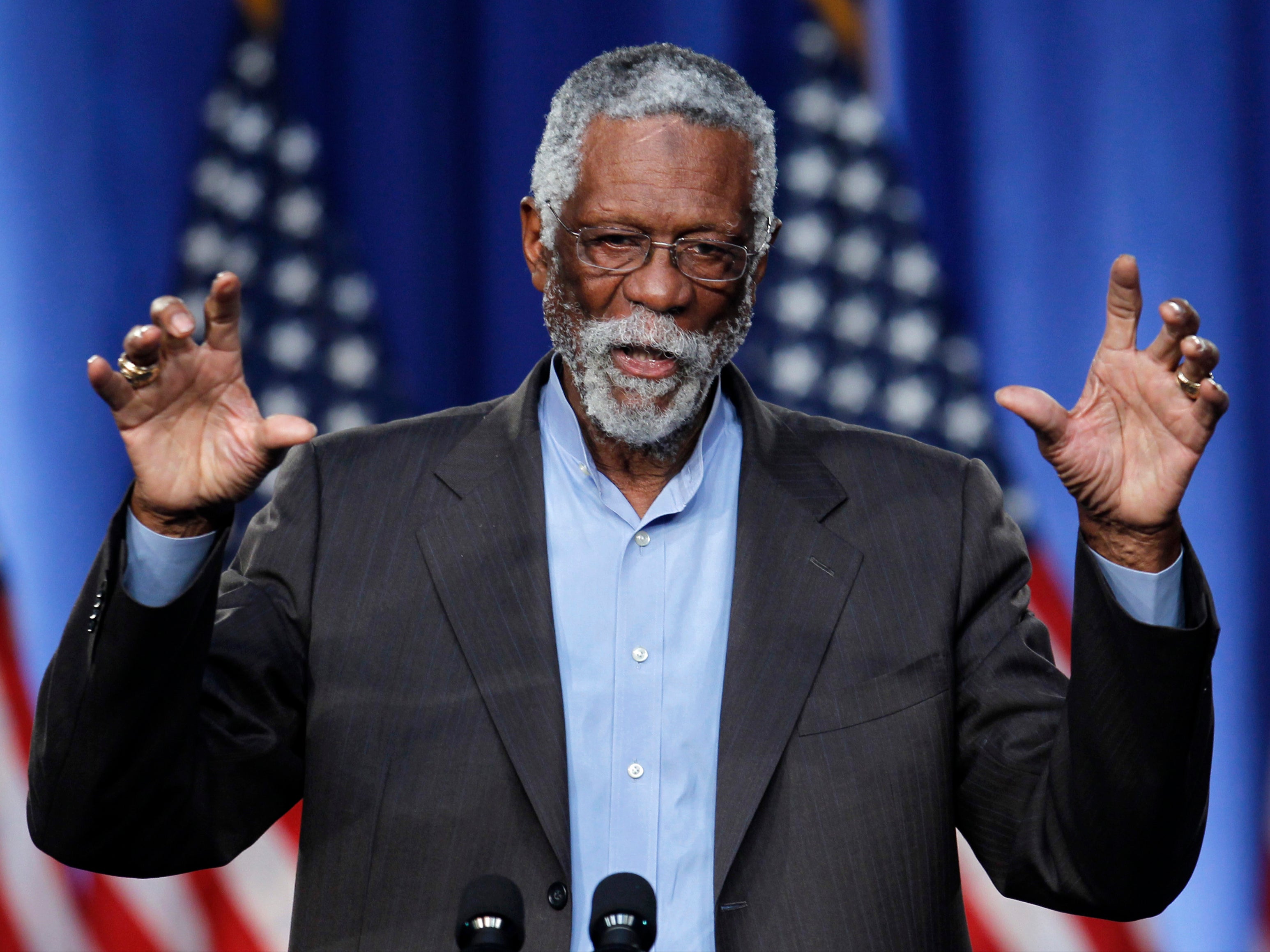 El exjugador de básquetbol de los Boston Celtics, Bill Russell, se dirige al público durante un acto de recaudación de fondos para su campaña, en Boston, el 18 de mayo de 2011