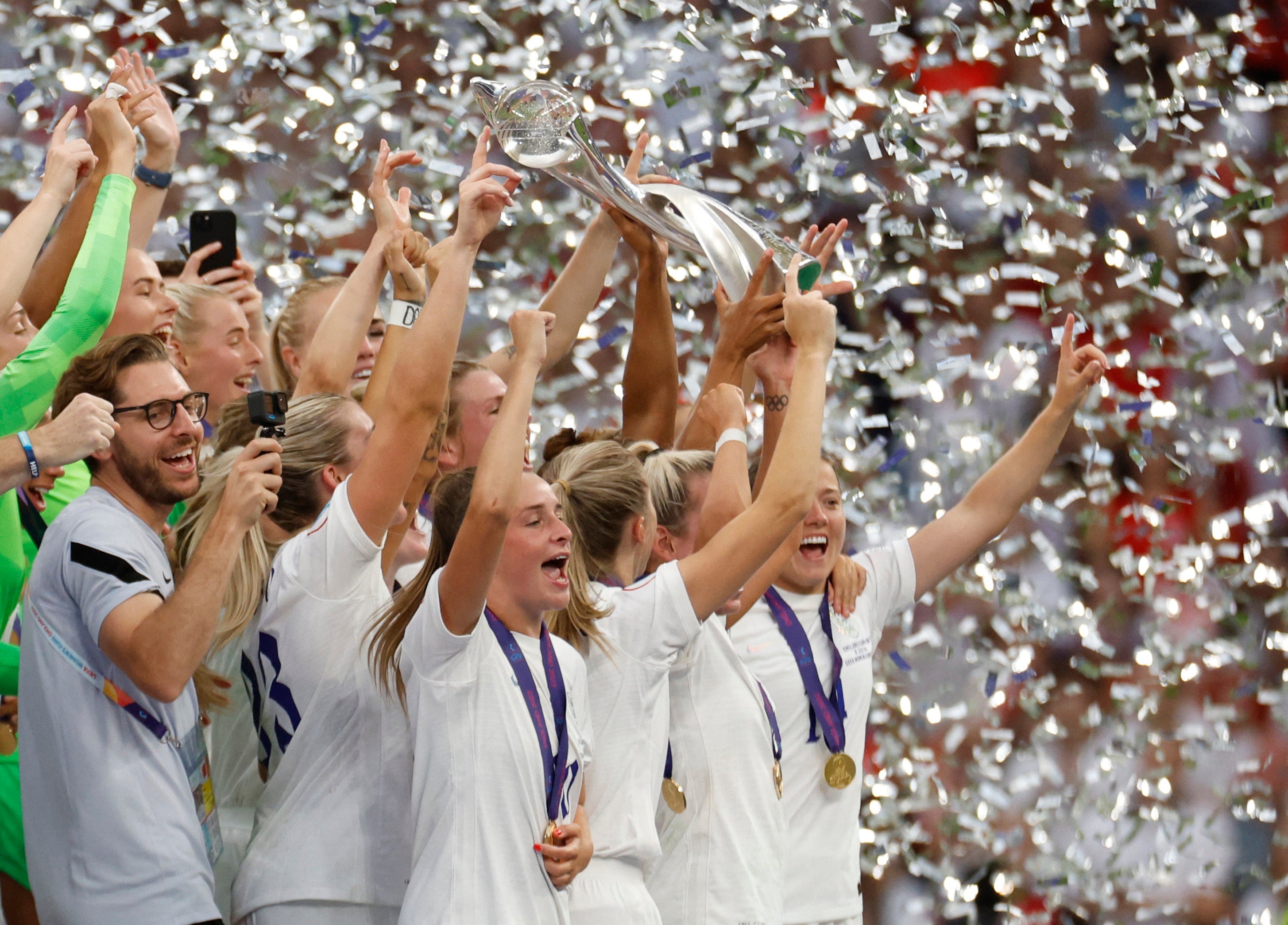 Leah Williamson y Millie Bright levantan el trofeo al celebrar junto con sus compañeras de equipo tras ganar la Eurocopa femenil 2022