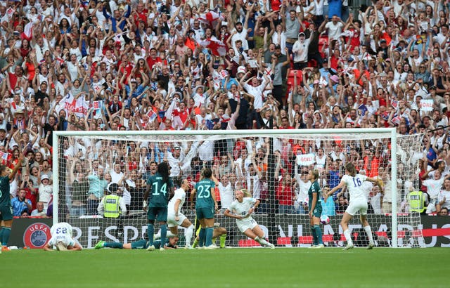 Chloe Kelly se aleja después de anotar el gol de la victoria de Inglaterra en la prórroga sobre Alemania en la final de la Eurocopa 2022 (Nigel French/PA Images).