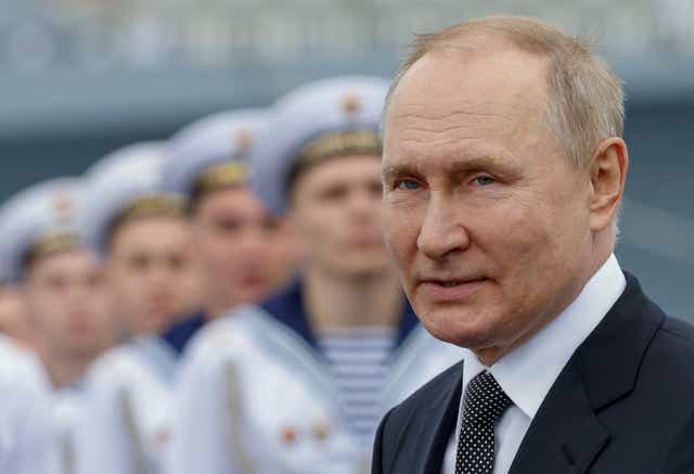 <p>El Presidente de Rusia, Vladimir Putin, asiste a un desfile con motivo del Día de la Marina en San Petersburgo</p>