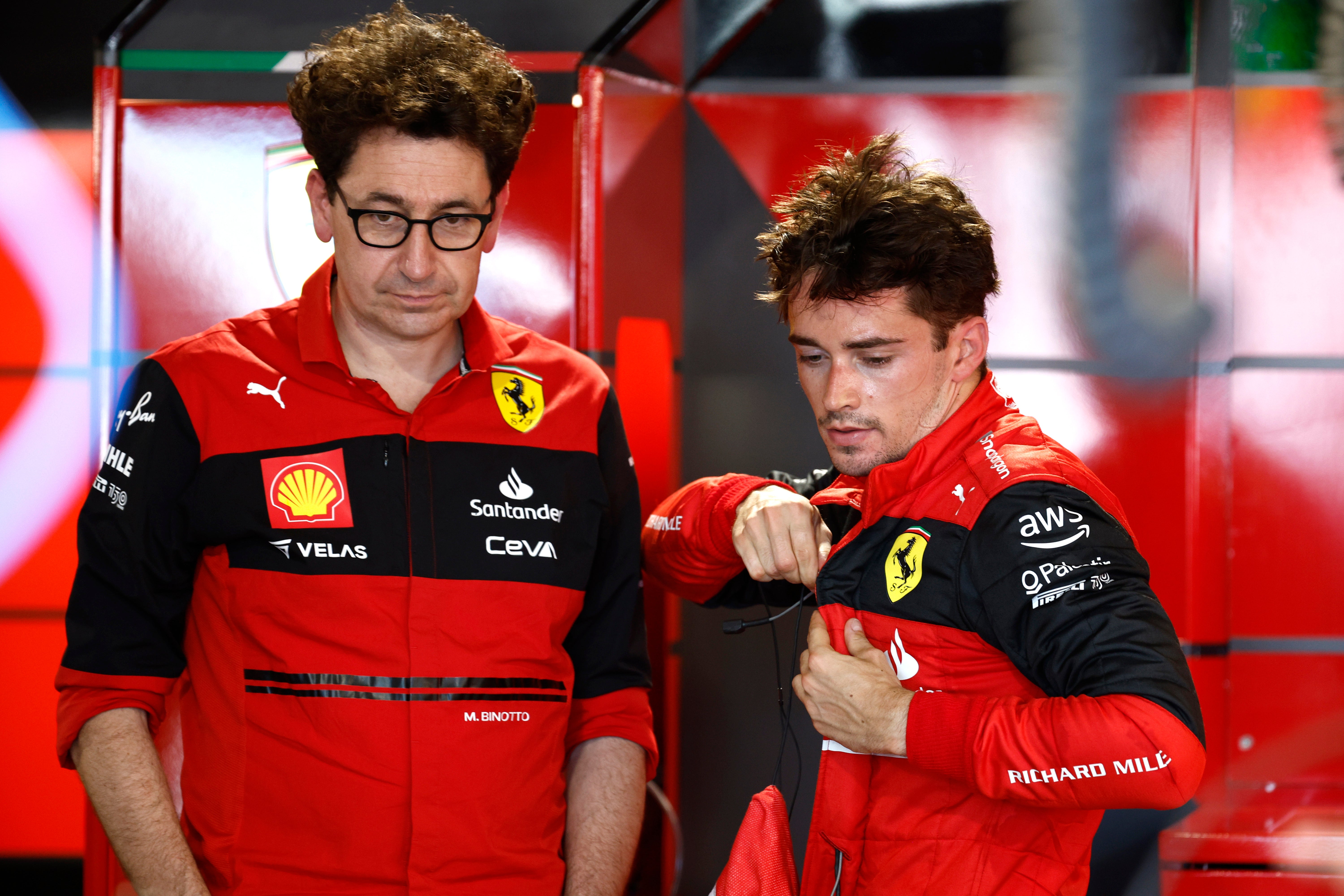 El director de la escudería Ferrari, Mattia Binotto (izquierda), está bajo presión después de otra estrategia fallida el día de la carrera