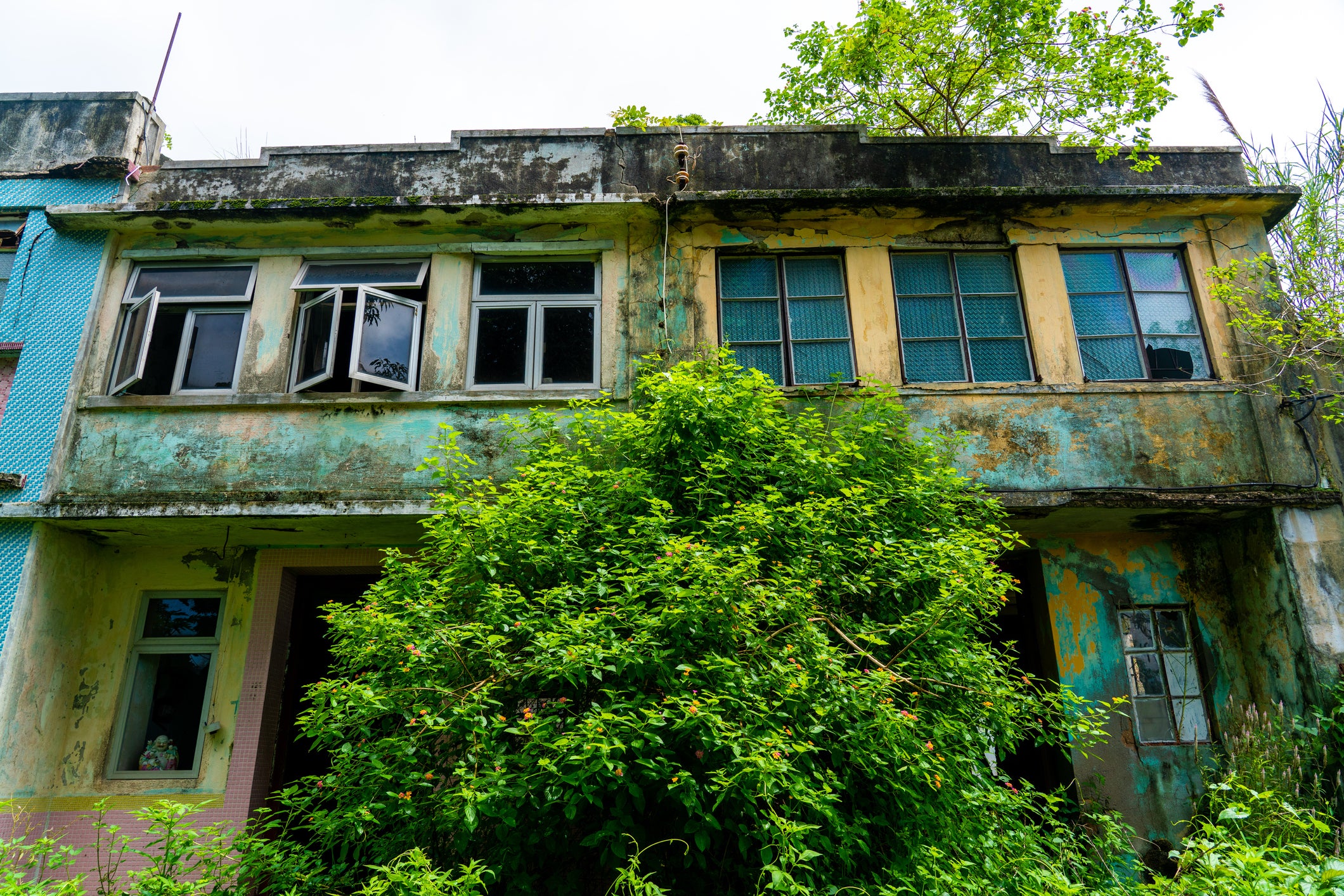 Casas abandonadas en Hong Kong. Los científicos dicen que necesitamos analizar del mal al peor de los casos climáticos más de cerca