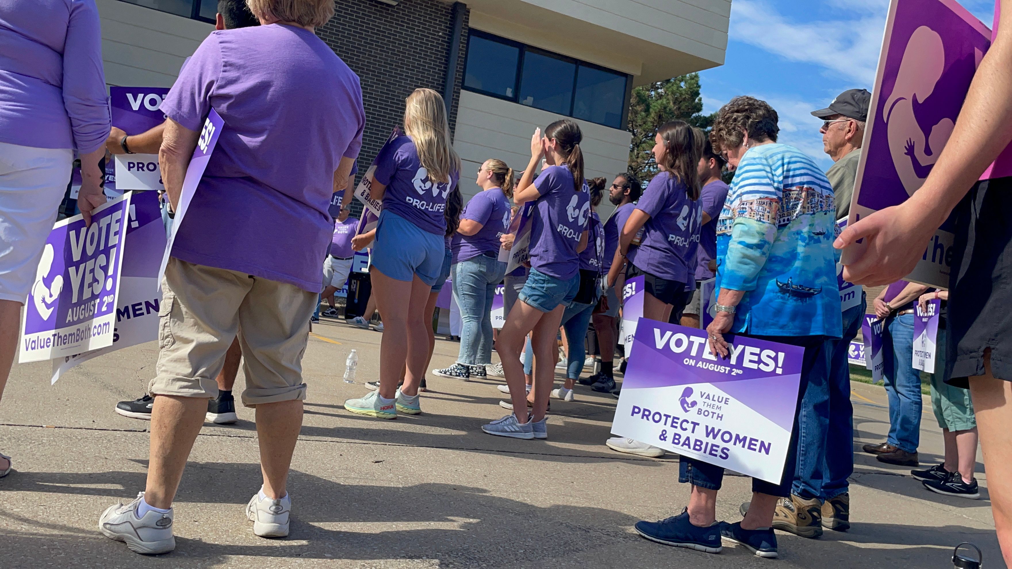 Opositores al aborto durante un mitin en Kansas el 30 de julio