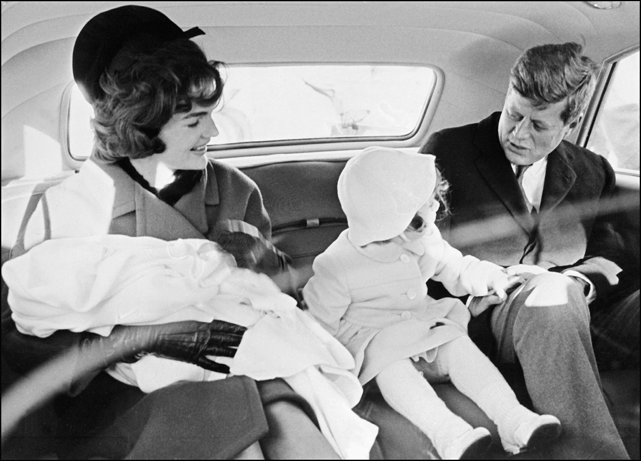 Una pequeña Caroline Kennedy (centro) con Jackie y JFK