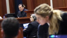 Asistente de Depp admitió que el actor “pateó” a Heard en mensajes excluidos del juicio