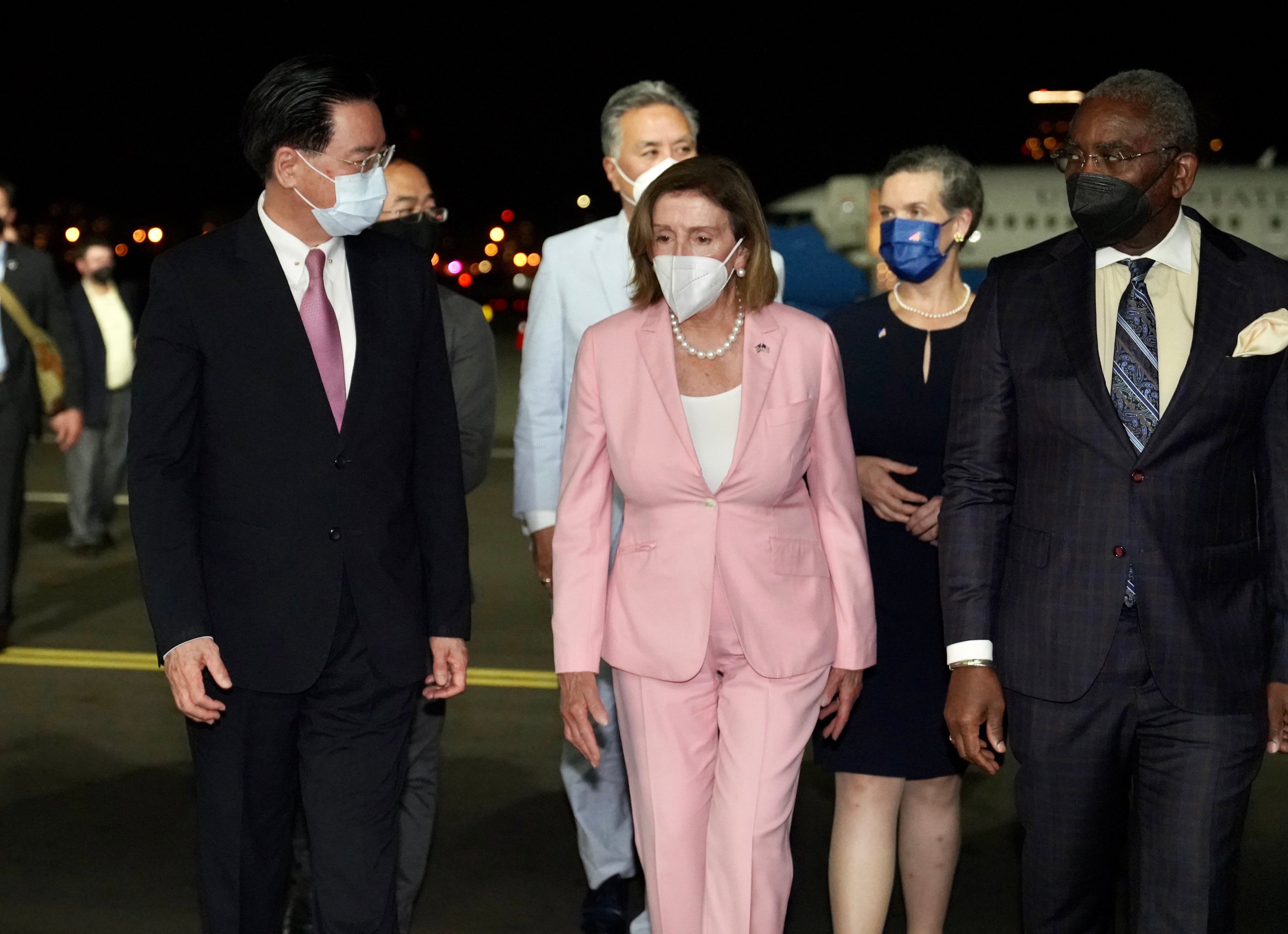 La presidenta de la Cámara de Representantes de EE.UU., Nancy Pelosi (Centro), es recibida por el ministro de Asuntos Exteriores de Taiwán, Joseph Wu (Izquierda), a su llegada al aeropuerto de Songshan en Taipei, Taiwán