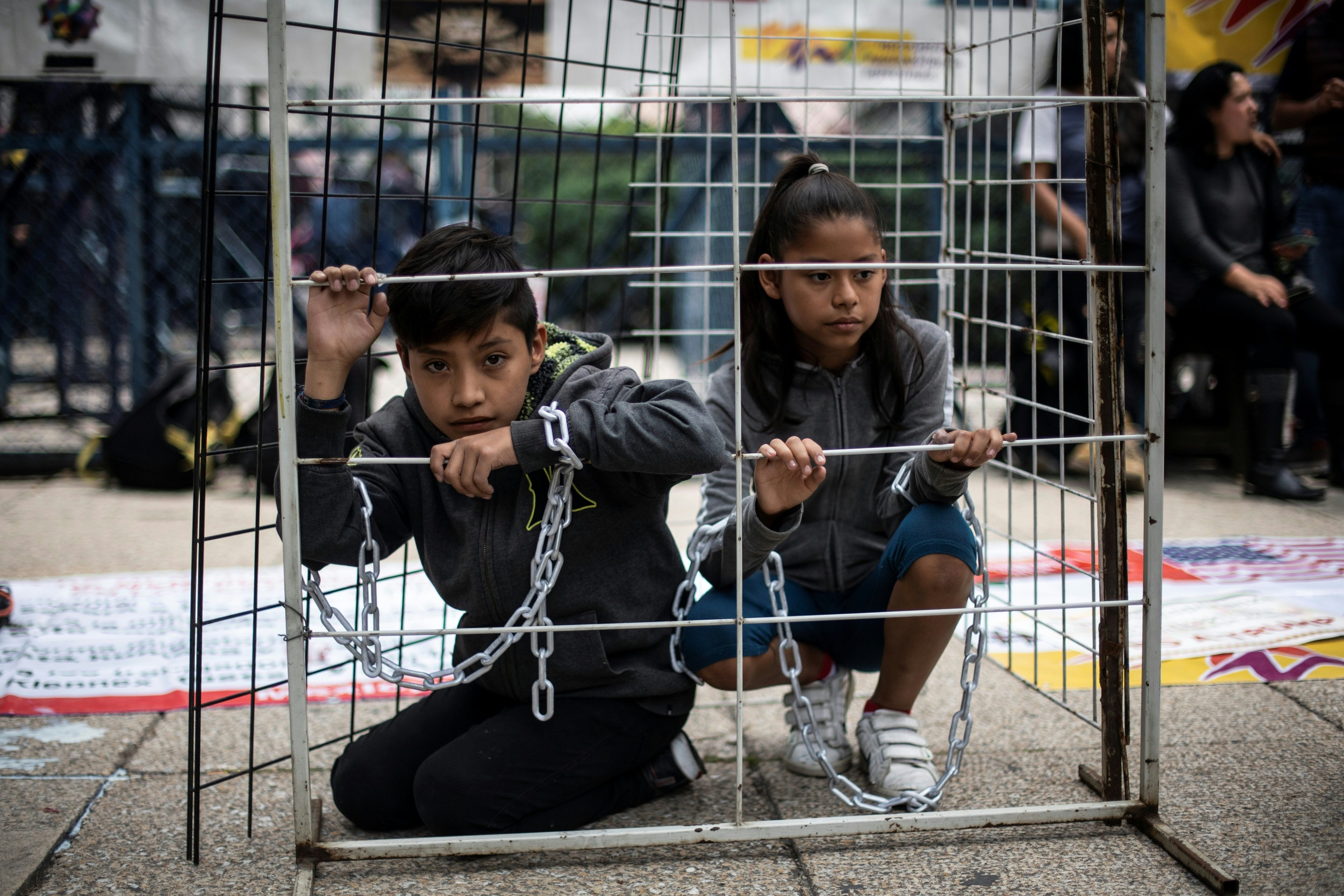 Dos niños participan en una protesta contra las políticas migratorias de EE.UU. a las afueras de la embajada estadounidense en la Ciudad de México, el 21 de junio de 2018
