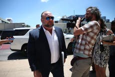 Abogado de Alex Jones envió por error 2 años de sus mensajes de texto al abogado de la familia de Sandy Hook