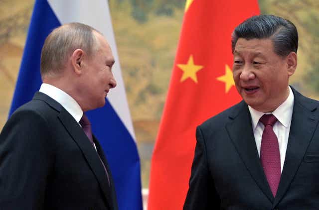 El presidente ruso, Vladimir Putin, y su homólogo chino, Xi Jinping, se reúnen en Beijing el 4 de febrero de 2022.