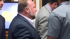 Abogado le dice a Alex Jones que “cierre la boca” durante un tenso intercambio en juicio por Sandy Hook 