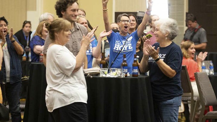 El estado conservador de Kansas votó por defender el derecho al aborto