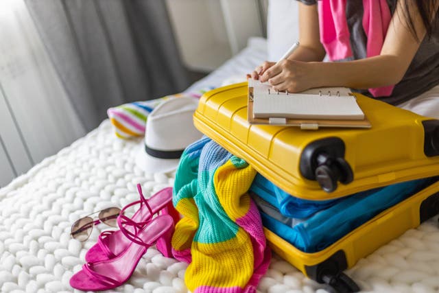 <p>Mujer empacando su maleta para las vacaciones   (Alamy/PA)</p>