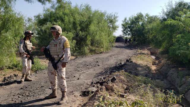 <p>Miembros de la Guardia Nacional de México en las inmediaciones de la mina  </p>