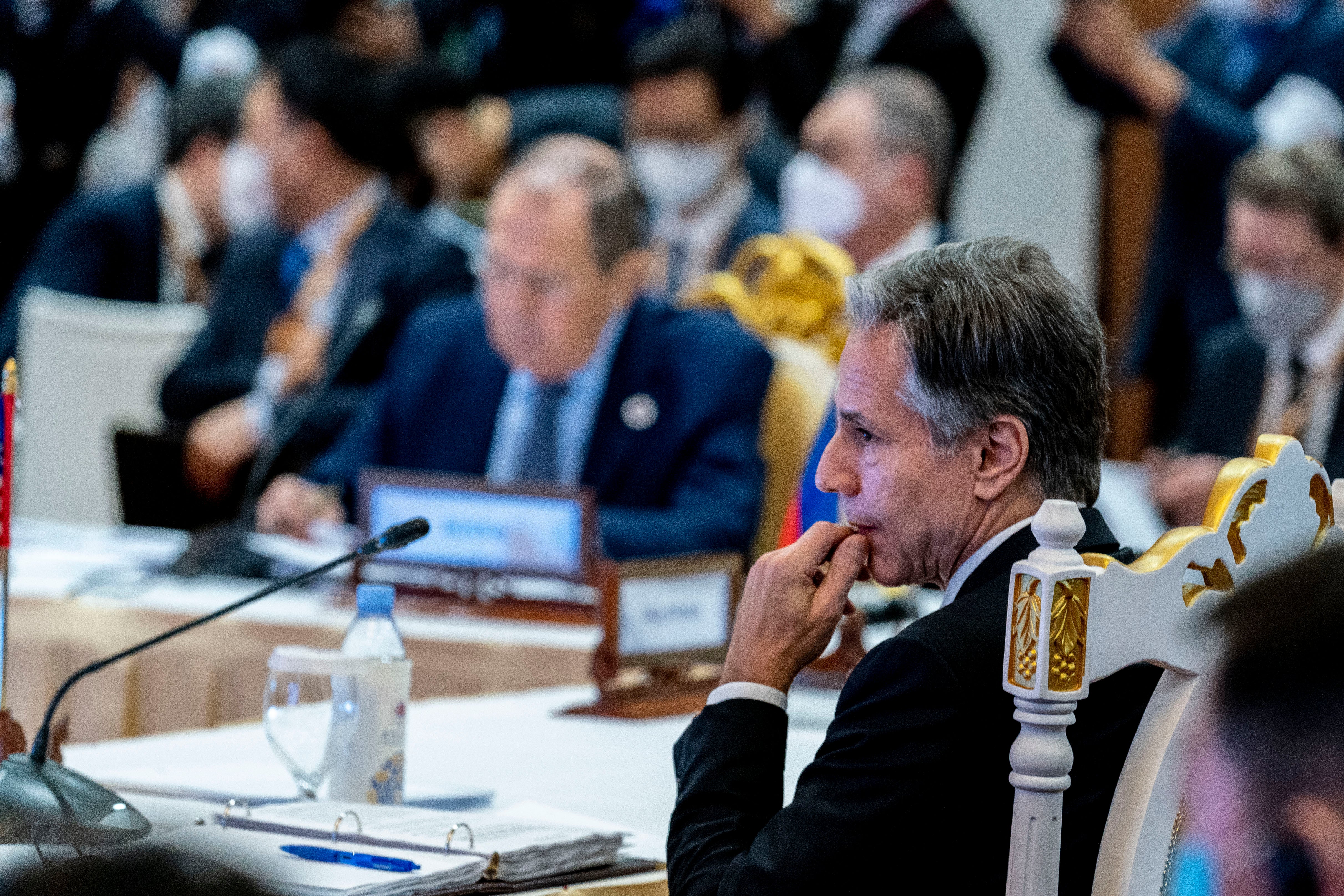 Antony Blinken y el ruso Sergei Lavrov en una reunión de la ASEAN en Camboya el viernes