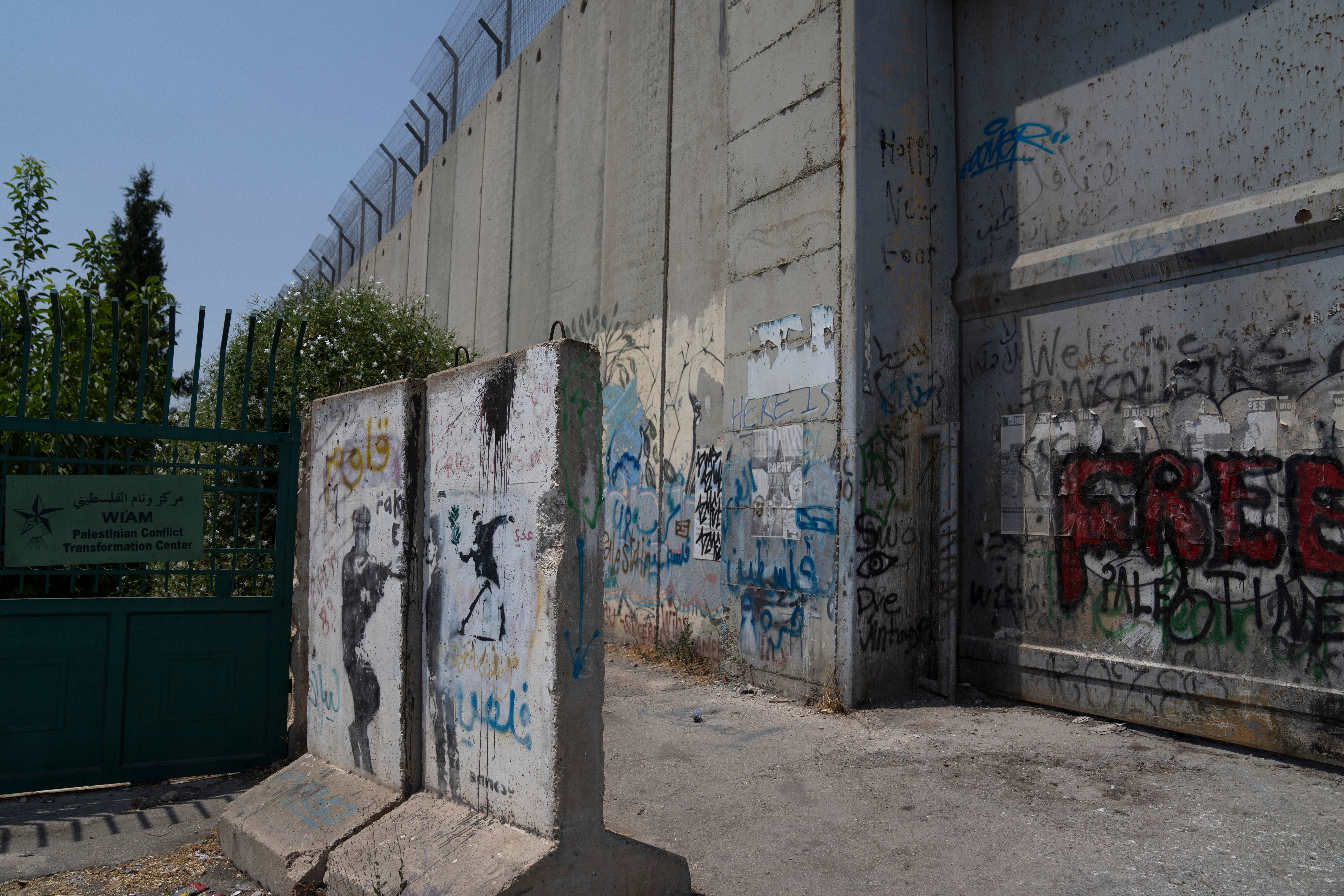 ISRAEL-PALESTINOS-BANKSY