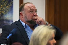 Acusan a Alex Jones de ocultar millones de dólares para evitar el pago a las familias de Sandy Hook
