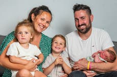 Mujer da a luz trillizos con dos años de diferencia entre cada uno