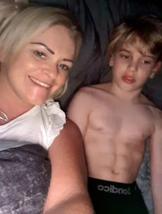 La madre de Archie Battersbee critica la “falta de acción” por el desafío en línea que dejó a su hijo en coma