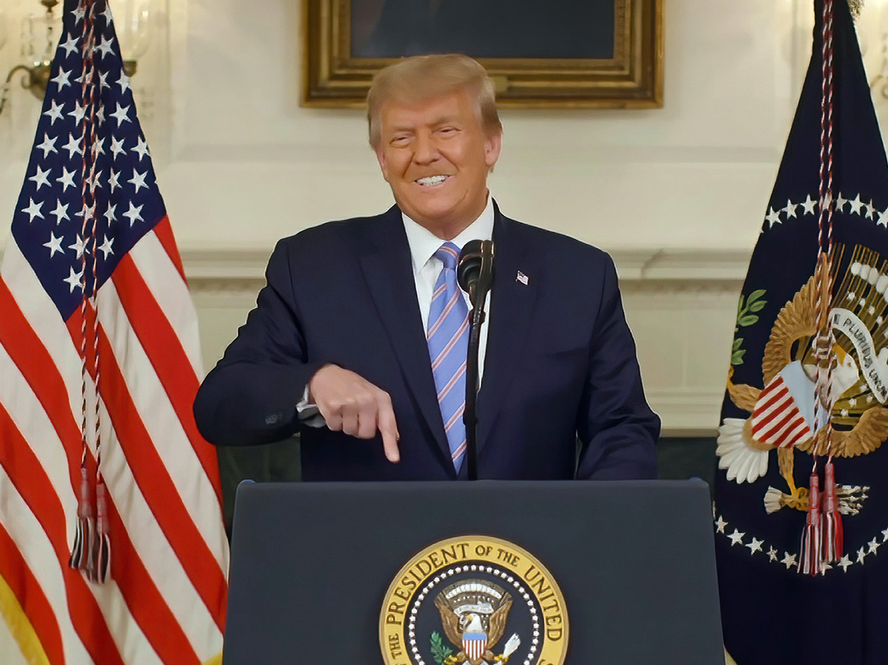 Trump intentó deshacerse de documentos en el inodoro de la Casa Blanca, según nuevas fotos