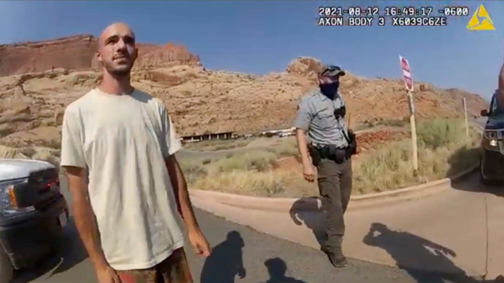 Brian Laundrie habla con los agentes de la policía de Moab durante el control policial del 12 de agosto del año pasado